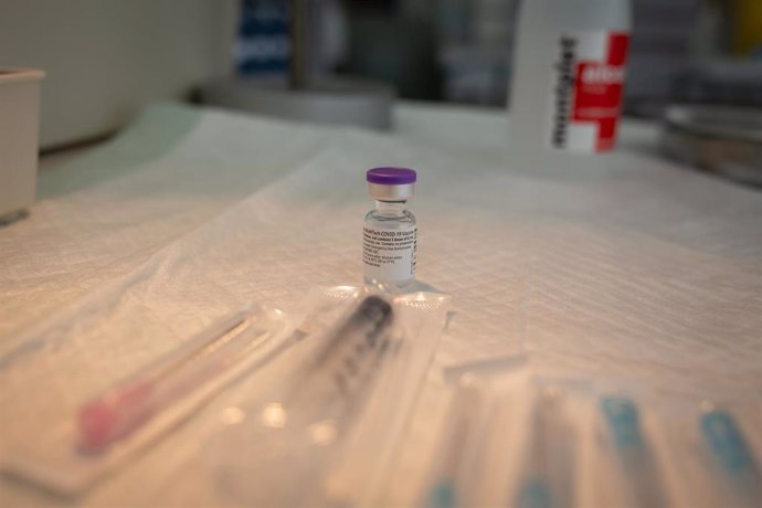 Una dosis de la vacuna de Pfizer-BioNtech contra el COVID-19, en el Hospital de la Santa Creu i Sant Pau de Barcelona, Catalunya (España), a 14 de enero de 2021