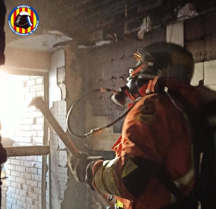 Un bombero del Consorcio participa en la extinción del incendio de Alginet