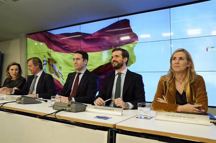 El líder del PP, Pablo Casado, con algunos miembros de la Ejecutiva del PP, entre ellos, Teodoro García Egea, Cuca Gamarra, Antonio González Terol y Ana Beltrán. En Madrid (España), a 13 de enero de 2020.