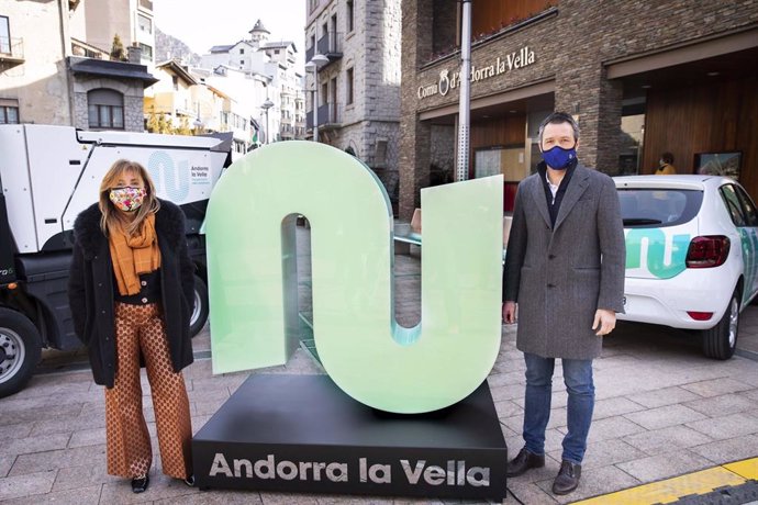 Conxita Marsol y David Astrié con una escultura de la nueva marca del Comú de Andorra la Vella.
