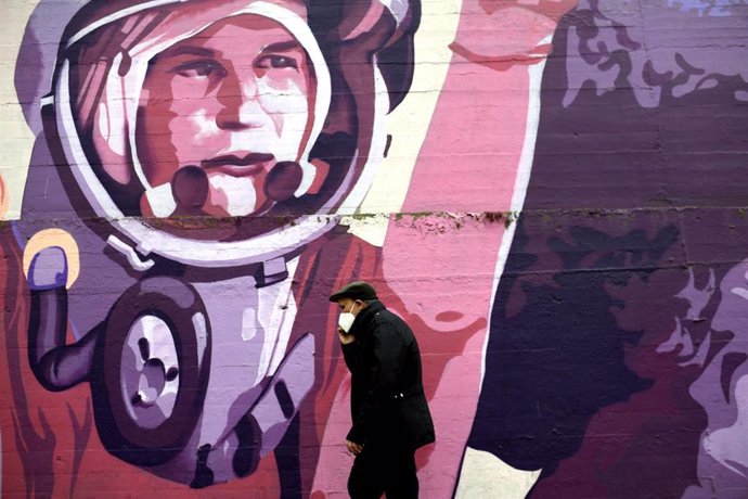 Un hombre pasa por el mural feminista en el polideportivo municipal de la Concepción en el distrito de Ciudad Lineal que será proximamente borrado tras una iniciativa de Vox en el Ayuntamiento de Madrid, en Madrid (España), a 25 de enero de 2021.