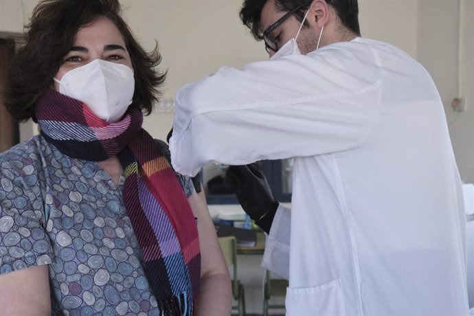 Un trabajador sanitario inyecta una de las primeras vacunas de Pfizer-BioNTech contra la Covid-19 a una trabajadora de la Vivienda Tutelada para personas discapacitadas de Campo de Criptana, en el Centro Ocupacional Rogelio Sánchez Ruiz, Campo de Cripta
