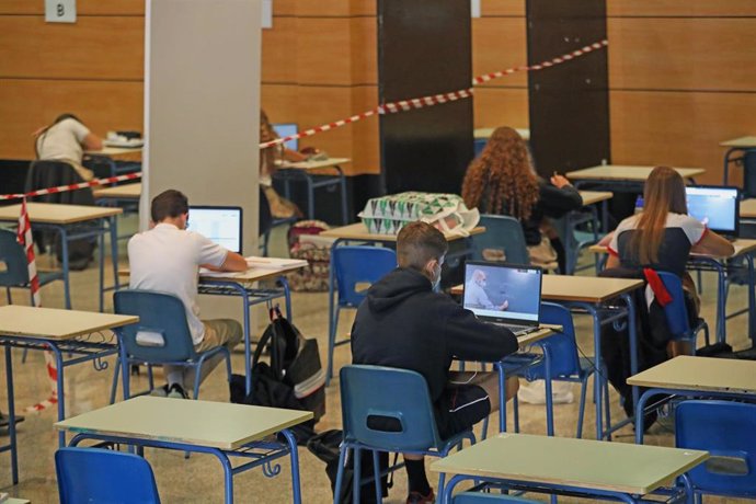 Alumnos atienden desde su ordenador clases virtuales impartidas en el Colegio Ábaco, en Madrid