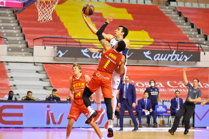 Una acción del partido entre el UCAM Murcia y el BAXI Manresa de la Liga Endesa 2020-2021