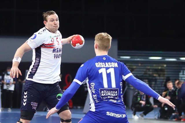 Sander Sagosen inicia una acción ofensiva en el Noruega-Islandia del Mundial de Balonmano de Egipto 