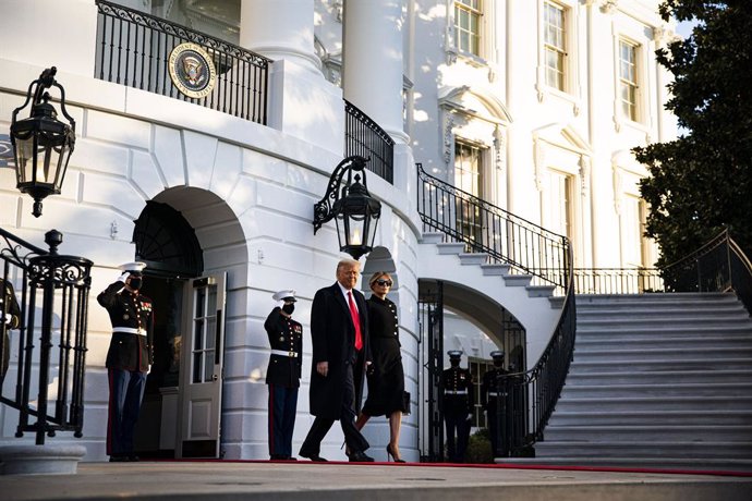 El Presidente de los Estados Unidos, Donald Trump, abandona la Casa Blanca acompañado de la primera dama, Melania Trump, antes de subirse en el Marine One en el Jardín Sur de la Casa Blanca, en Washington D.C., Estados Unidos, a 20 de enero de 2021. Tru