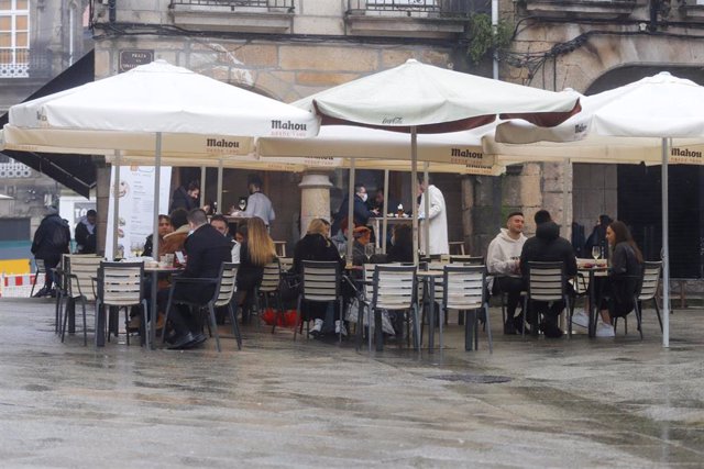Varias personas en la terraza de un bar un día antes del cierre de la hostelería, en Vigo,  a 26 de enero de 2021.