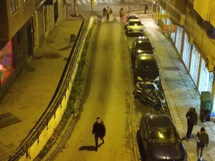 Personas salen a la calle incumpliendo el toque de queda tras los terremotos en Granada