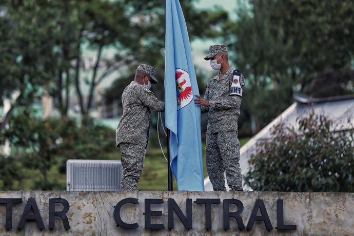 26 January 2021, Colombia, Bogota: Soldiers lower a flag at half-mast at the Central Military Hospital. Colombian Defence Minister Holmes Trujillo was announced dead after health complications that resulted from contracting coronavirus. Photo: Camila Dí