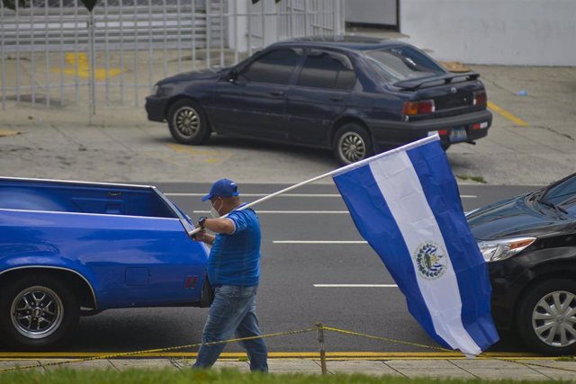 Un hombre con una bandera de El Salvador