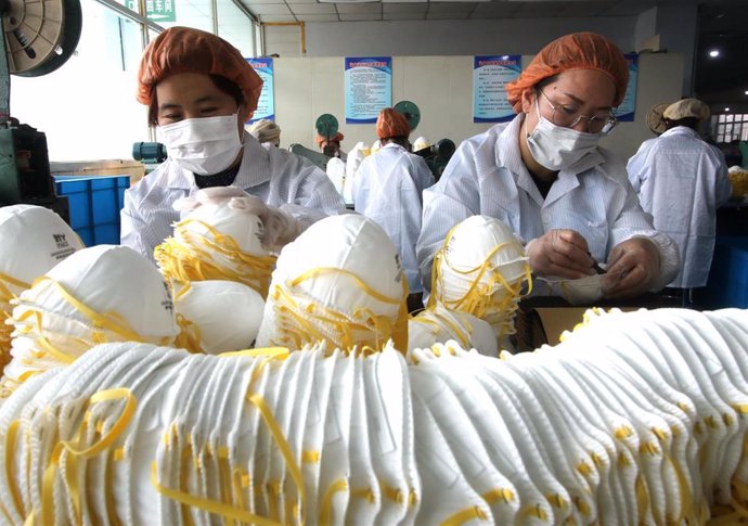 Producción de mascarillas en una fábrica de Hebei, China.