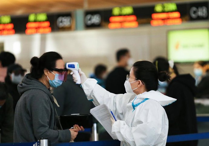 Toma de temperatura a una mujer en el aeropuerto de Los Angeles.