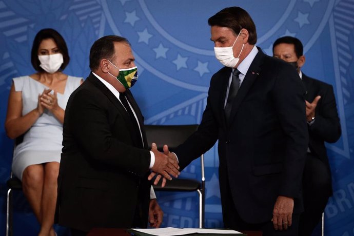 El presidente de Brasil, Jair Bolsonaro, durante la toma de posesión de su tercer ministro de Salud, el general Eduardo Pazuello.