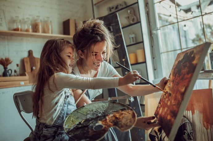 Madre e hija pintando. Creatividad.