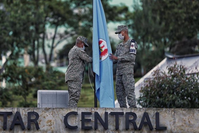 Soldados izan la bandera a media asta por la muerte del ministro de Defensa, Carlos Trujillo Holmes.