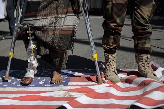 Protesta en Yemen de seguidores de los huthis contra EEUU tras la designación del grupo como una organización terrorista por parte de Washington