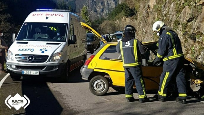 Bomberos del SEPA excarcelan a una mujer herida en un accidente de tráfico en Cangas del Narcea