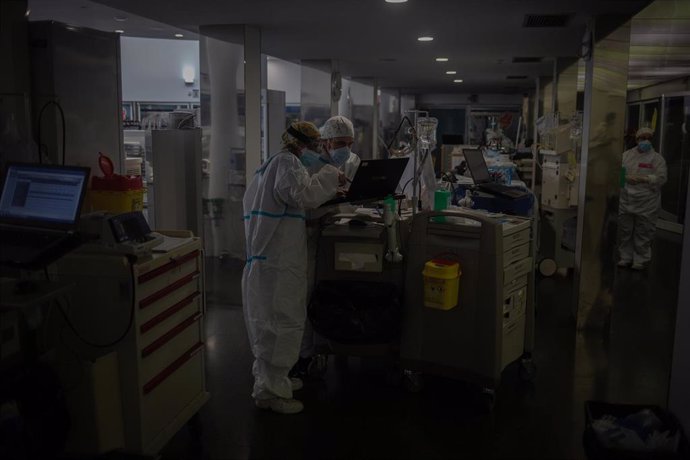 Varios sanitarios protegidos en la Unidad de Cuidados Intensivos UCI- del Hospital del Mar, en Barcelona, Catalunya (España), a 19 de noviembre de 2020