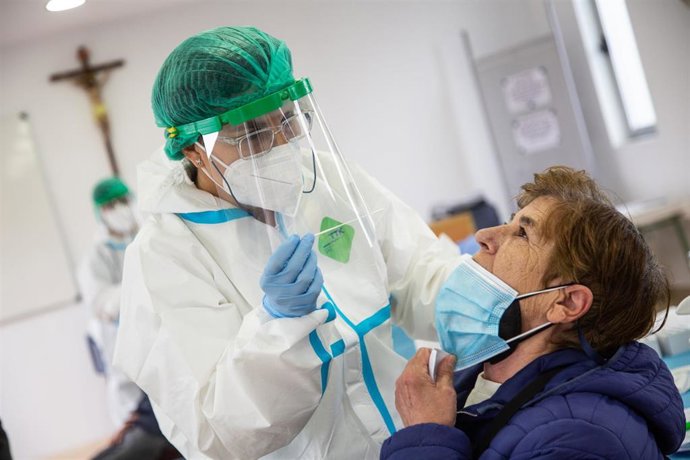 Una mujer se somete a un test de antígenos  