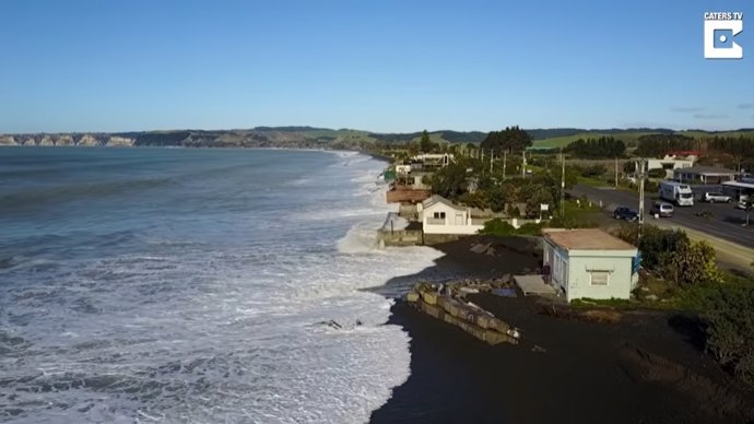 En la costa de este pueblo de Nueva Zelanda los residentes sobreviven cada día a la marea alta