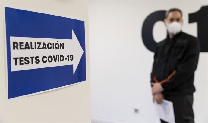 Un trabajador de SEAT espera para realizar un test de COVID-19.