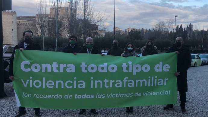 El minuto de silencio ha tenido lugar frente a La Aljafería.