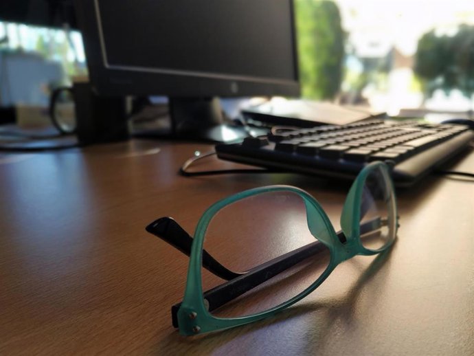 Gafas cerca de un ordenador