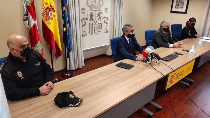 Javier Izquierdo, delegado del Gobierno en Castilla y León, y a su derecha Pedro de la Fuente, subdelegado del Gobierno en Burgos.