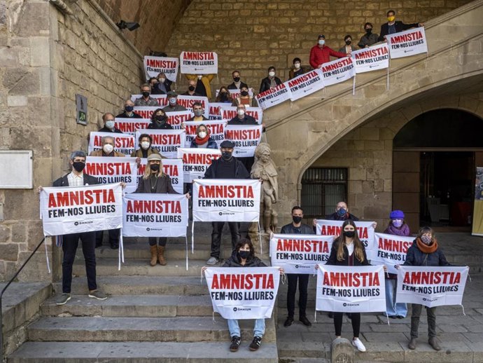 Escritores, libreros y editores reclaman amnistía de los presos soberanistas en un acto ante la Biblioteca de Catalunya