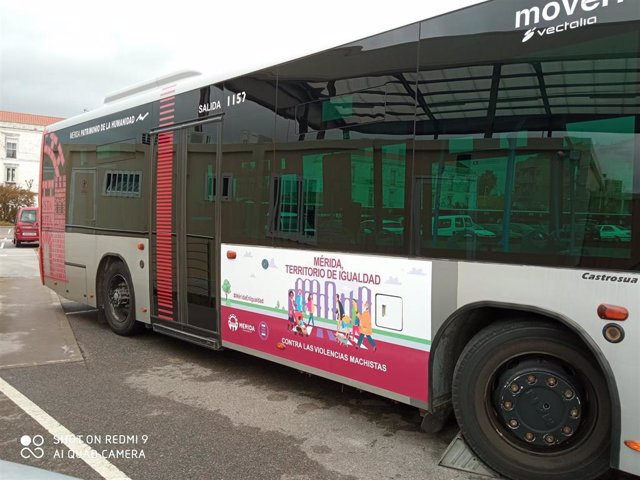 Campaña d Igualdad en un autobús urbano de Mérida.