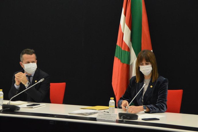 La vicelehendakari y consejera de Empleo y Trabajo del Gobierno Vasco, Idoia Mendia, en la reunión de la mesa de diálogo social, en Vitoria