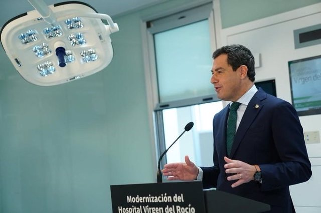 El presidente de la Junta, Juanma Moreno, visita las nuevas instalaciones del Hospital Infantil Virgen del Rocío en Sevilla