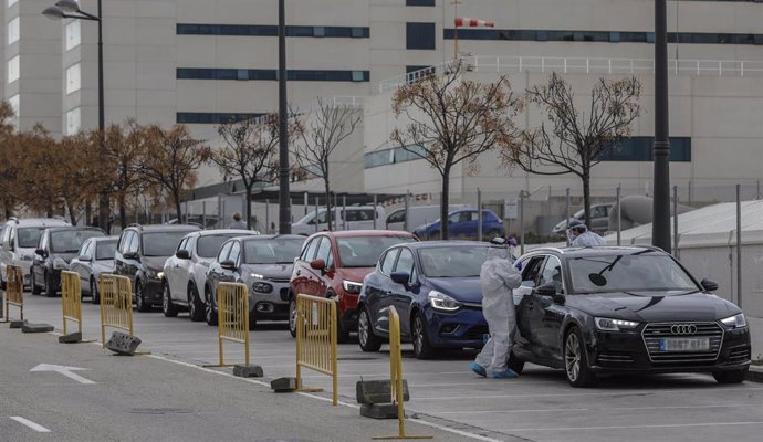 Varias personas esperan en su coche a realizarse una prueba PCR de detección del coronavirus 