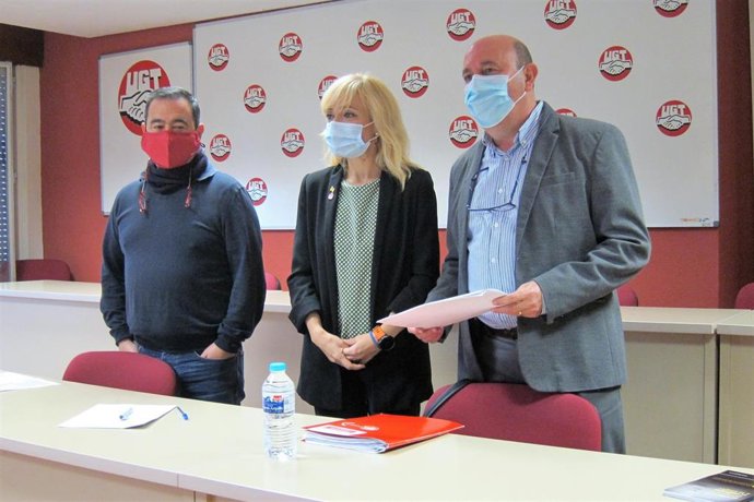 Carmen Castilla, junto a responsables de UGT en Jaén.