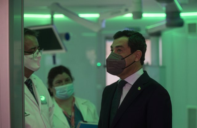 El presidente de la Junta de Andalucía, Juanma Moreno (d), durante la visita a las nuevas instalaciones del Hospital Infantil Virgen del Rocío. En Sevilla (Andalucía, España), a 27 de enero de 2021.