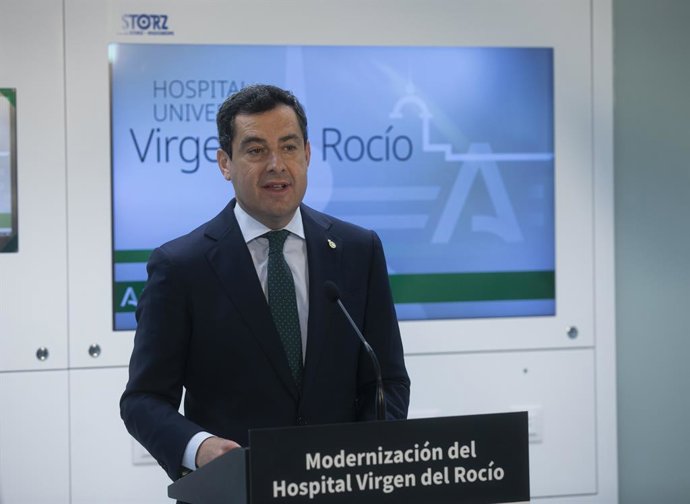 El presidente de la Junta, Juanma Moreno, durante su visita a las nuevas instalaciones del Hospital Infantil Virgen del Rocío. En Sevilla (Andalucía, España),  a 27 de enero de 2021.