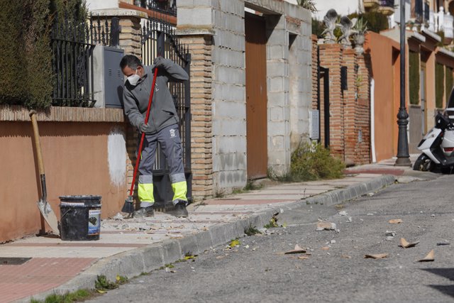 Personal del ayuntamiento recoge los escombros causados por el terremoto de 4.4 grados con epicentro en Santa Fe deja numerosos daños materiales en varias viviendas de la localidad de Atarfe. En Granada (Andalucía, España), a 23 de enero de 2021.