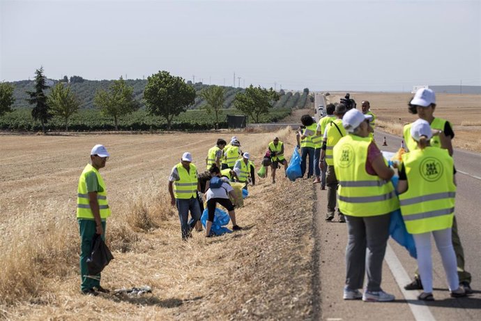 Voluntarios del Proyecto LIBERA, de Ecoembes y SEO/BirdLife recogen basuraleza de las cunetas de las carreteras en Extremadura.