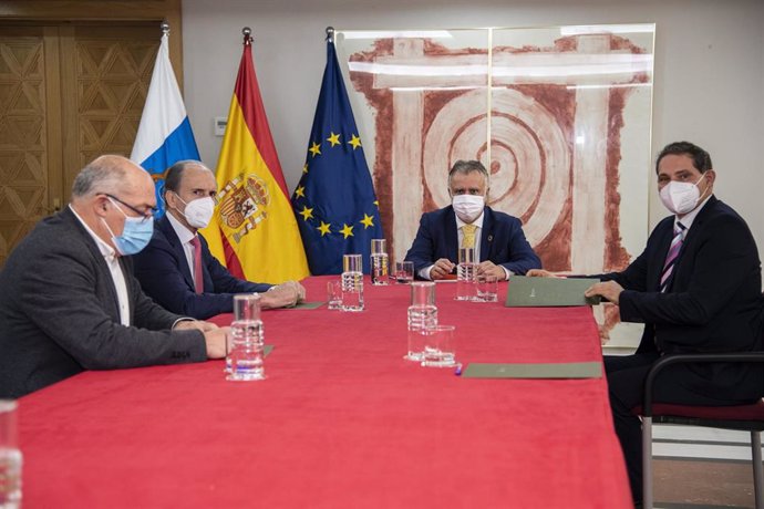 Ángel Víctor Torres recibe a los nuevos directivos de la Federación Regional de Lucha Canaria