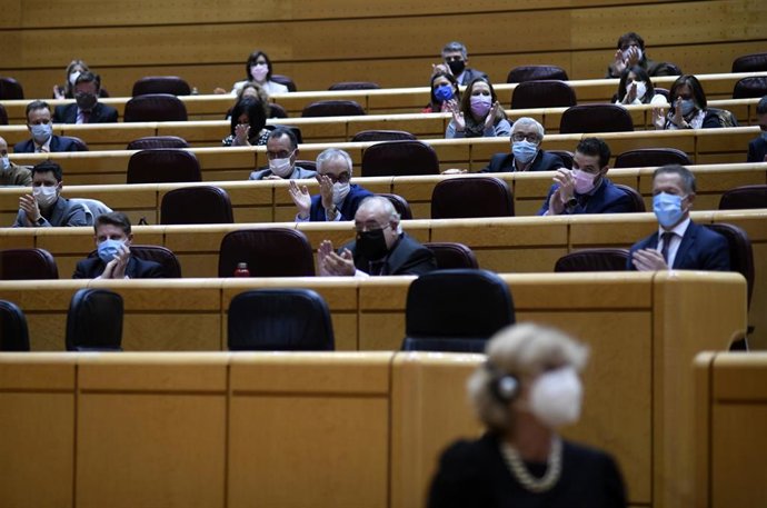 La bancada socialista aplaude durante la intervención de la ministra de Hacienda y portavoz del Gobierno durante una sesión plenaria en el Senado, en Madrid (España), a 14 de diciembre de 2020. 