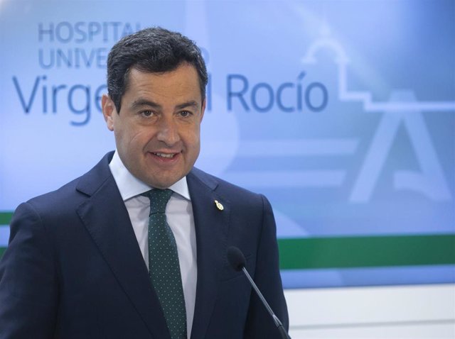 El presidente de la Junta, Juanma Moreno, atiende a los medios de comunicación durante su visita a las nuevas instalaciones del Hospital Infantil Virgen del Rocío. En Sevilla (Andalucía, España), a 27 de enero de 2021.