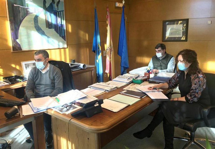 El consejero de Medio Rural y Cohesión Territorial, Alejandro Calvo; el director general de Ganadería y Sanidad Animal, Nino Rodríguez, y la directora general de Desarrollo Rural y Agroalimentación, Begoña López.