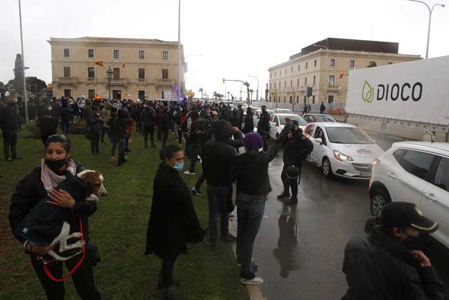 Manifestantes durante una nueva protesta contra el cierre de la restauración aprobada por el Govern 