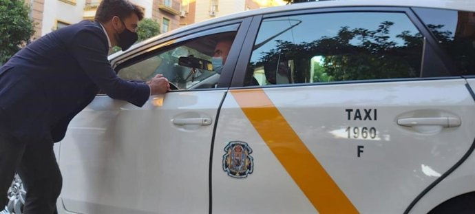 Beltrán Pérez conversa con un taxista