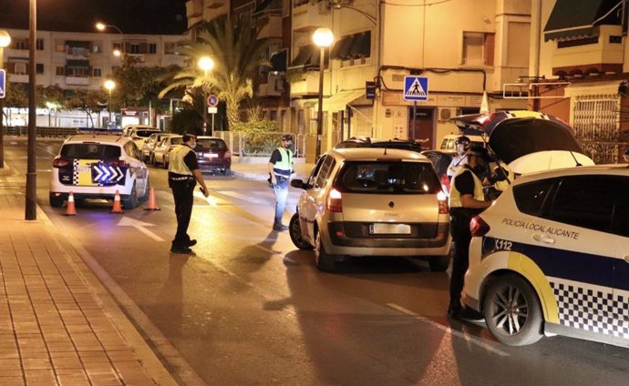 La Policia Local imposa 16 denúncies per no portar mascarillas i incomplir el toc de queda a Alacant