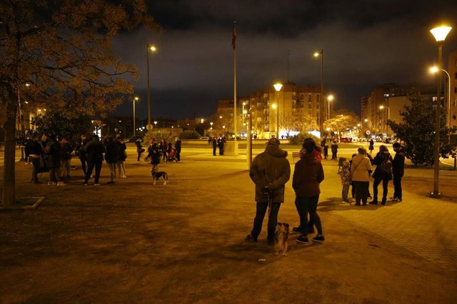 Vecinos de Granada, salen a la calle tras tres terremotos consecutivos de magnitud  oscilante entre 3,9 y 4,3. En la fotografía vecinos del barrio Zaidin- Vergeles. Granada (Andalucía) a 27 de enero del 2021
