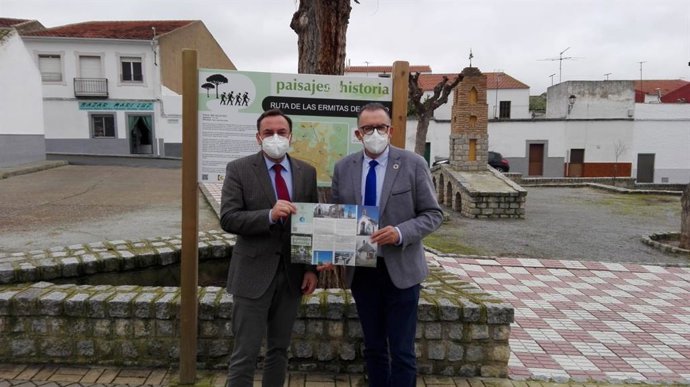 El delegado de Medio Natural y Carreteras de la Diputación de Córdoba, Francisco Palomares (izda.), y el alcalde de El Viso, Juan Díaz, en la inauguración.