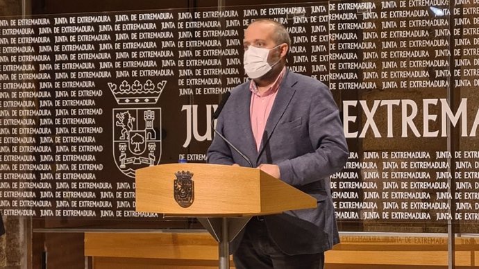 El consejero de Economía, Ciencia y Agenda Digital de la Junta de Extremadura, Rafael España, en rueda de prensa sobre un paquete de ayudas a sectores afectados por la Covid-19
