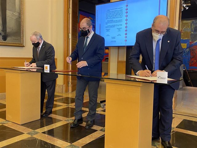 El presidente del Gobierno de Aragón, Javier Lambán, ha firmado el acuerdo con los presidentes de la DPH y la DPT.