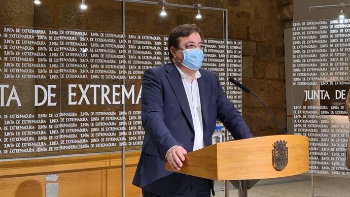 El presidente de la Junta de Extremadura, Guillermo Fernández Vara, en rueda de prensa tras el Consejo de Gobierno autonómico